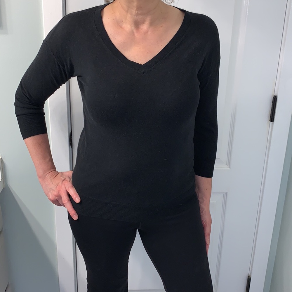 BANANA REPUBLIC V-NECK